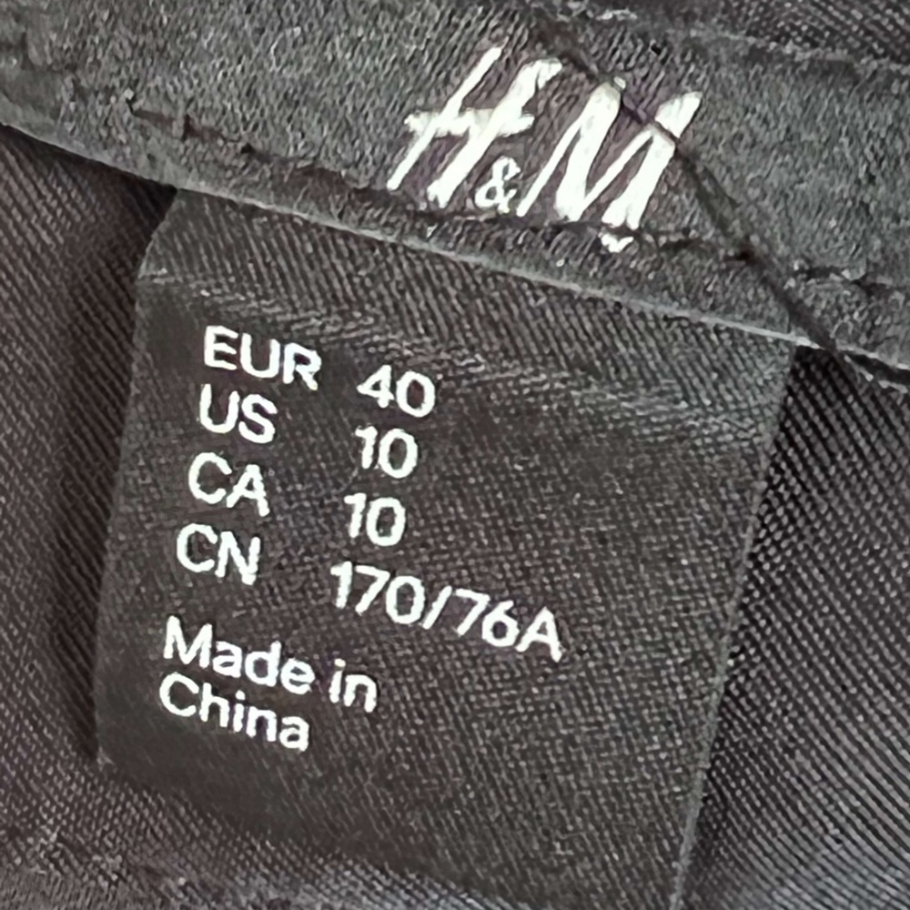Pleated Short Skirt - Black with White Border - H&M - Picture 2 of 5